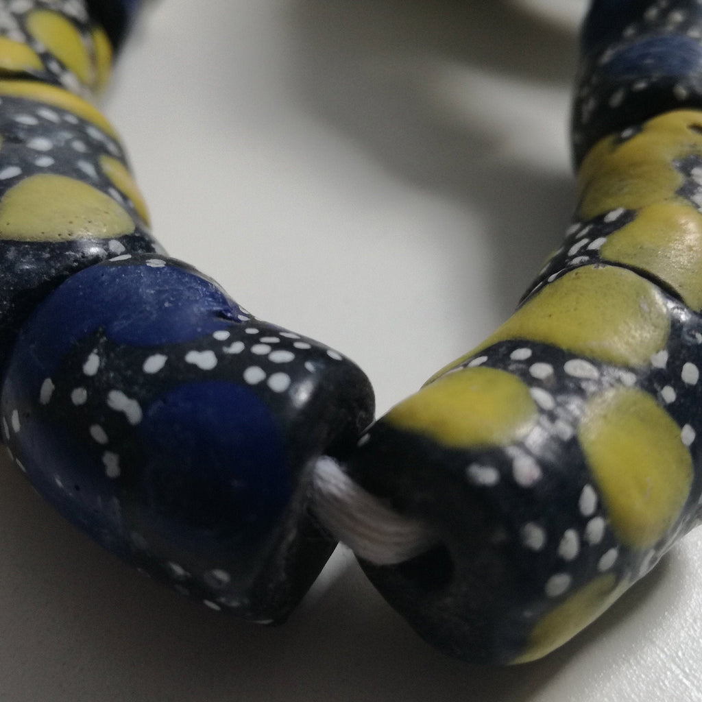 Perles de verre recyclées, perles du Ghana bleu et jaunes - perlesafricainescie.com