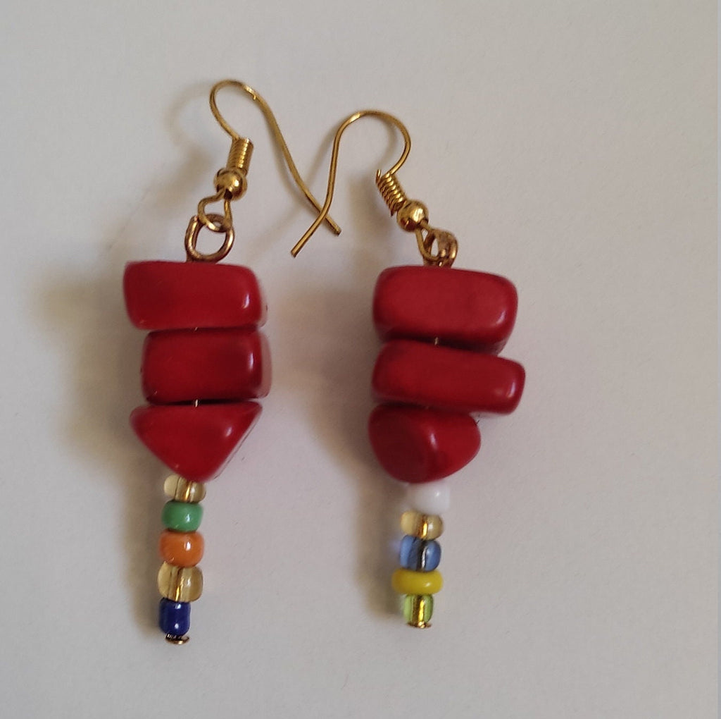 Boucles d'oreilles pendantes  en pierre rouge et perles de rocaille - perlesafricainescie.com