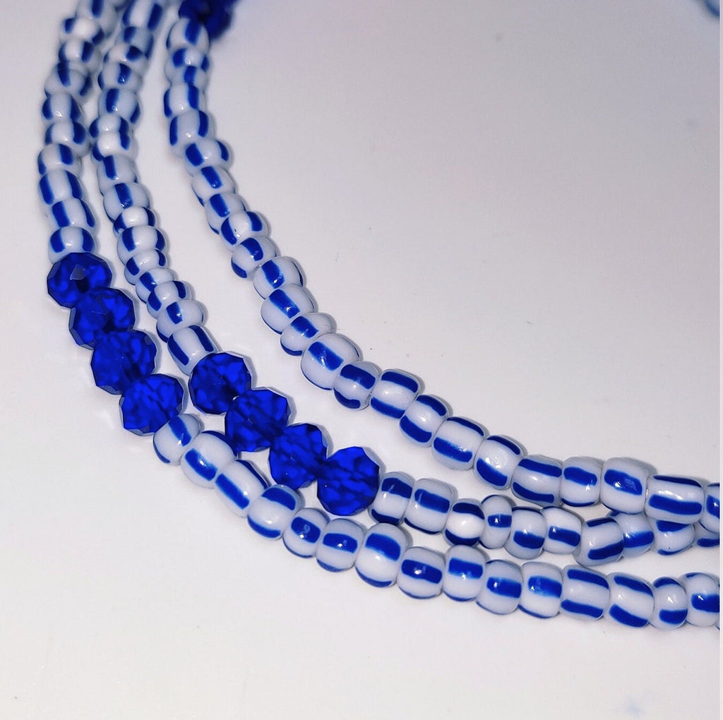 Bayas, chaîne de taille en perles de céramique et cristaux de verre blanc et bleu
