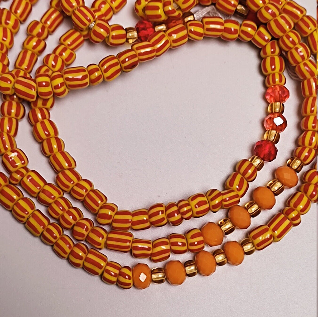 Bayas, chaîne de taille en perles de céramique et cristaux de verre orange et rouge